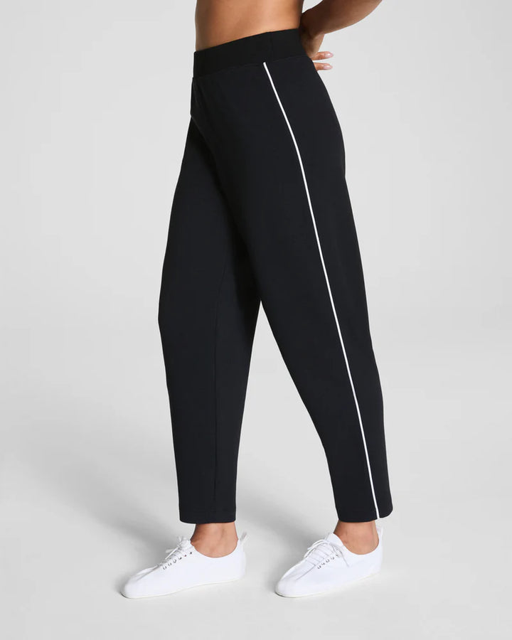 SPANX AirEssentials® Pique Barrel Ankle Pant (Very Black)