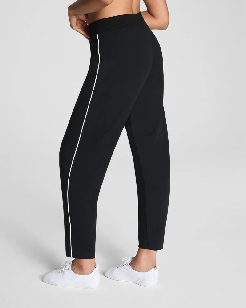 SPANX AirEssentials® Pique Barrel Ankle Pant (Very Black)